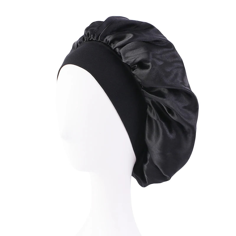 Bonnet de nuit en satin a large bord