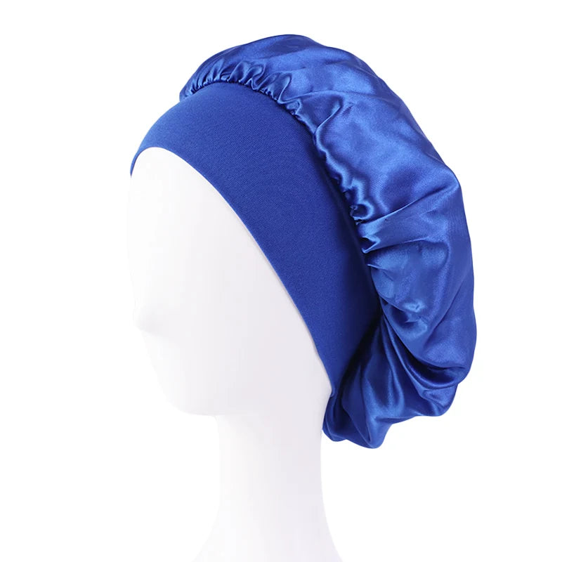 Bonnet de nuit en satin a large bord