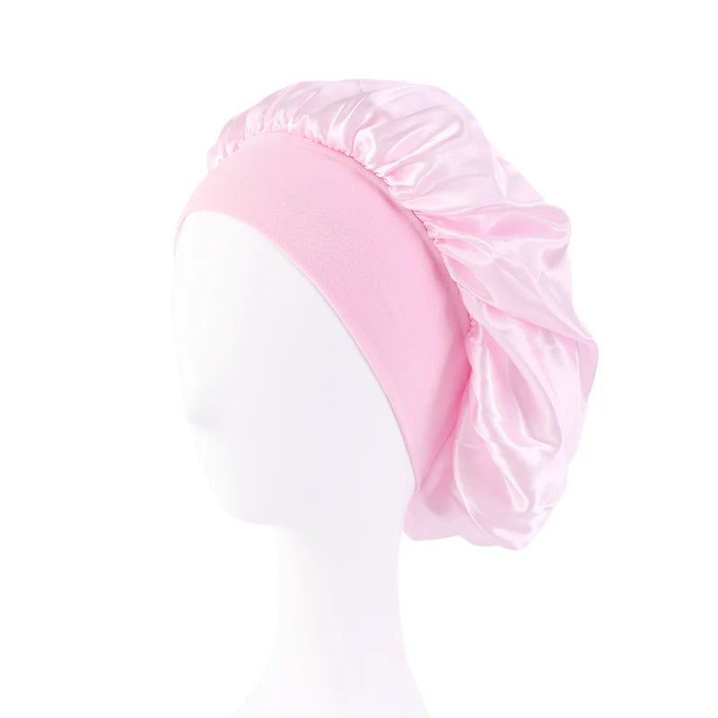 Bonnet de nuit en satin a large bord