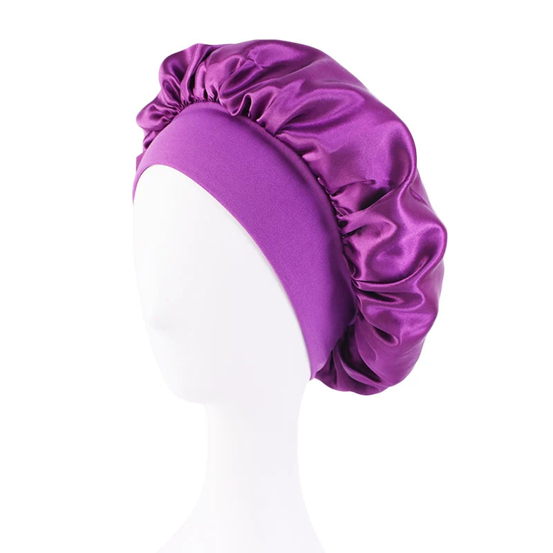 Bonnet de nuit en satin a large bord porte sur des cheveux longs