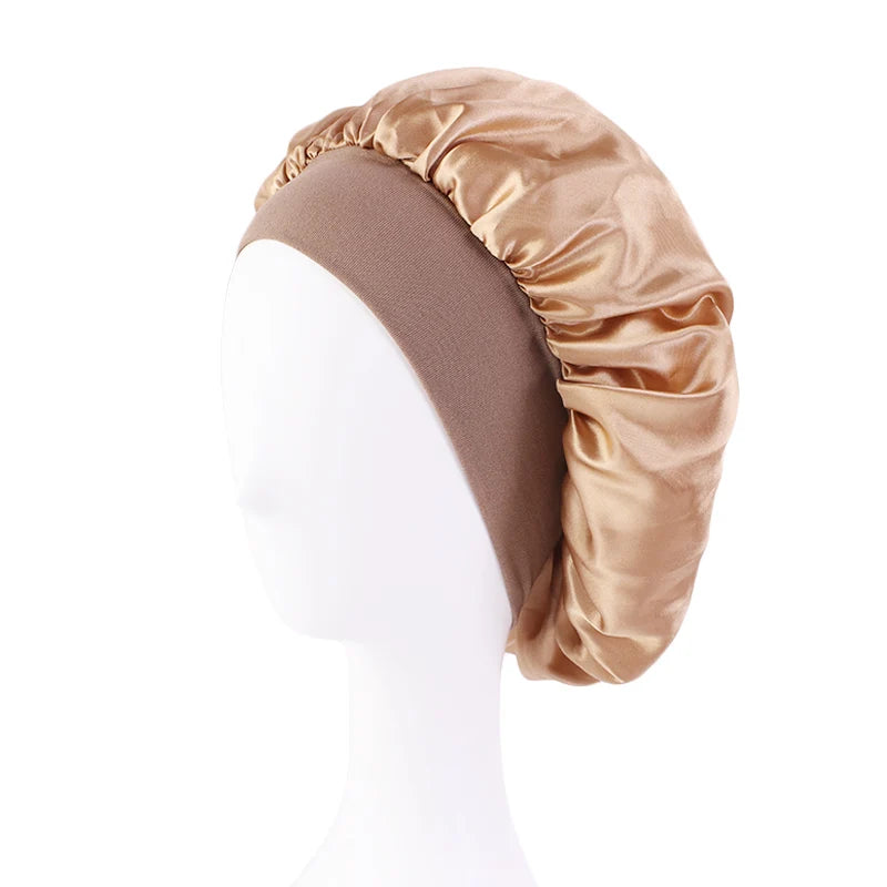 Bonnet de nuit en satin a large bord