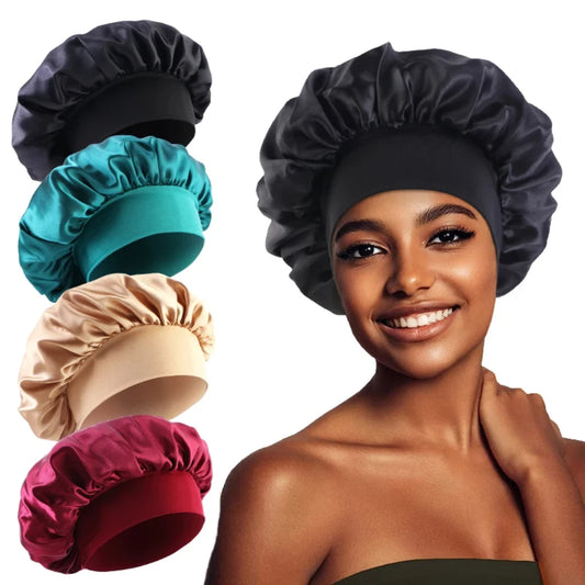 Bonnet de nuit en satin a large bord porte sur des cheveux longs