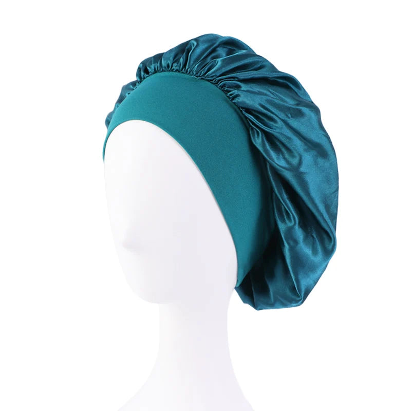 Bonnet de nuit en satin a large bord
