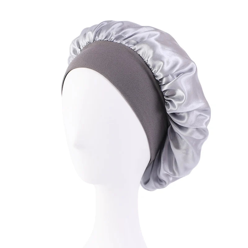 Bonnet de nuit en satin a large bord porte sur des cheveux longs