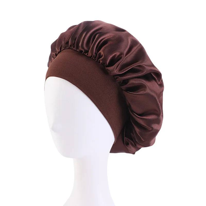 Bonnet de nuit en satin a large bord